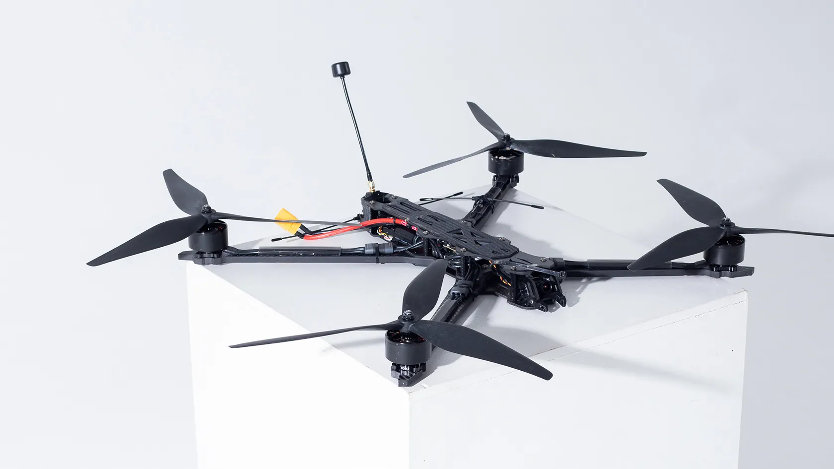 Для чого потрібен FPV-дрон